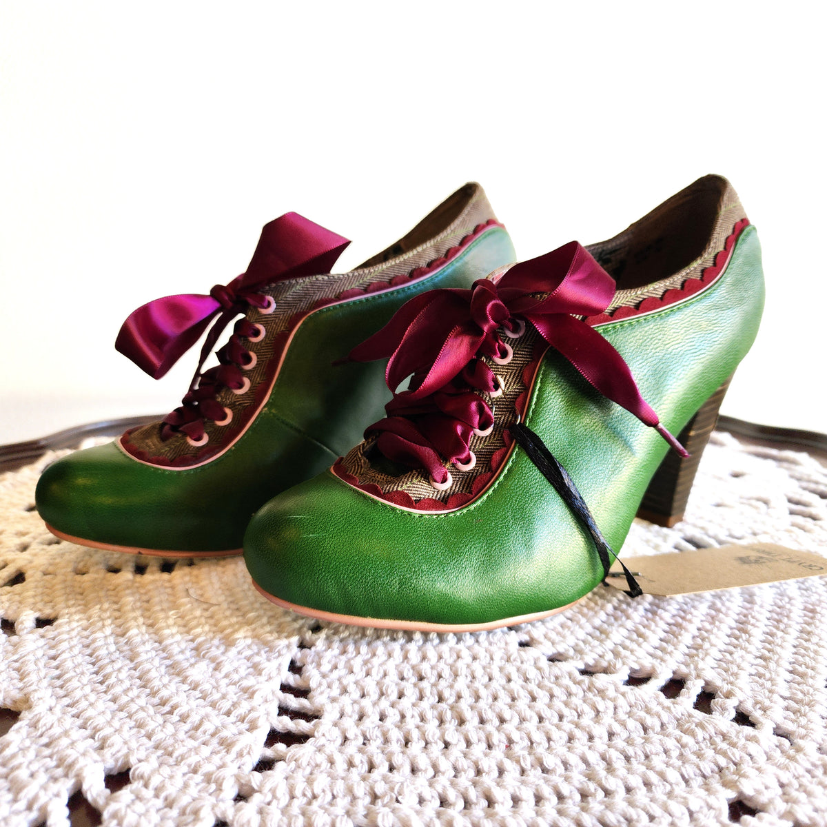 Vintage Green Heels w/ Ribbon Lace, Size 8 Women's